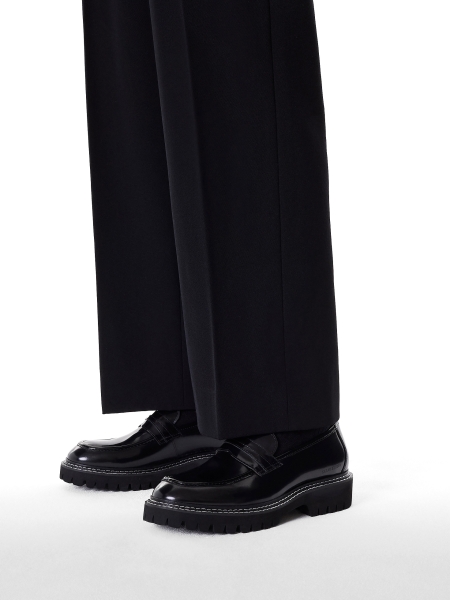 Black loafers stitched with white thread KS BLADEN