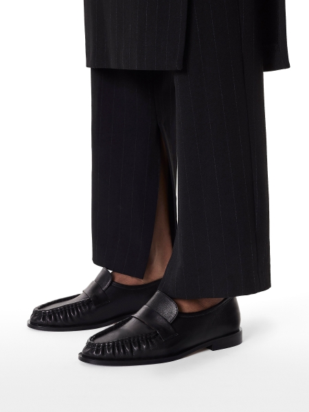 Black shoes with a striking crease on the front  KS OLZA