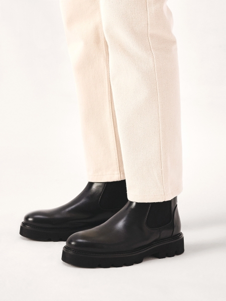 Classic black men's Chelsea boots on a trefoil sole DONALDOS
