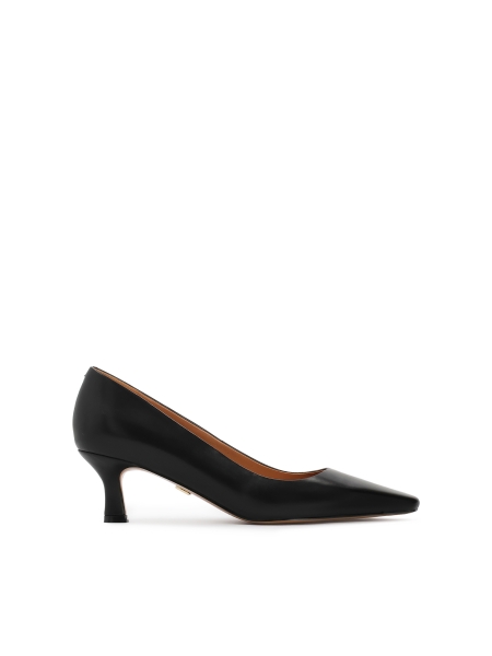 Leather pumps with a classic cut BLYSSE