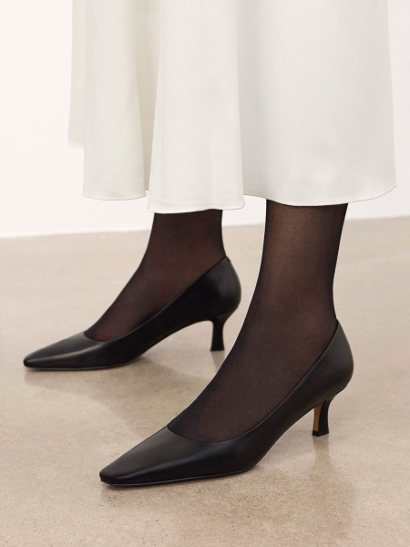 Leather pumps with a classic cut BLYSSE