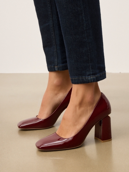 Maroon pumps with logo embellishment on the heel LAURETA