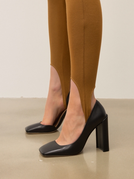 Black leather pumps on a geometric post KS SELAME