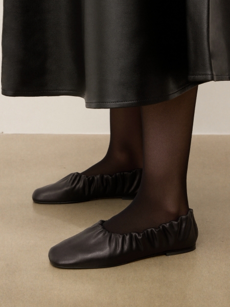 Black soft leather ballerinas decorated with a crease KS AVRIL