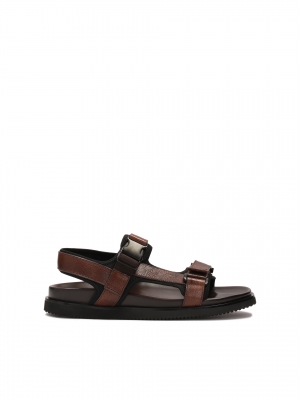 Comfortable leather sandals in brown color 