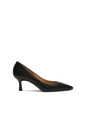 Timeless black low-heeled pumps