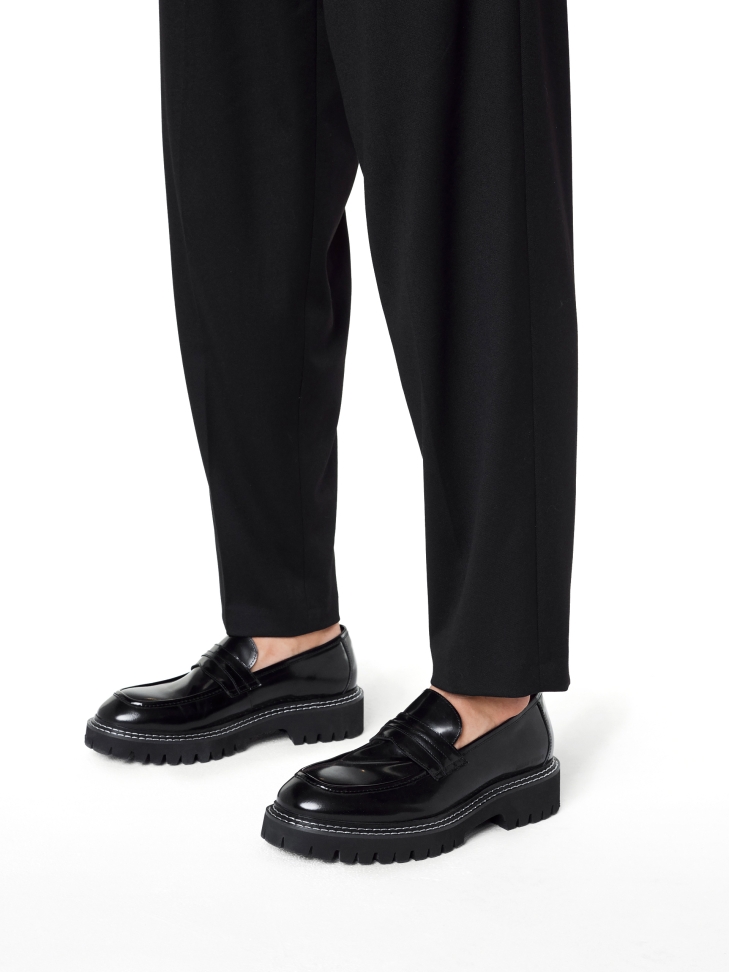 Black loafers stitched with white thread KS BLADEN