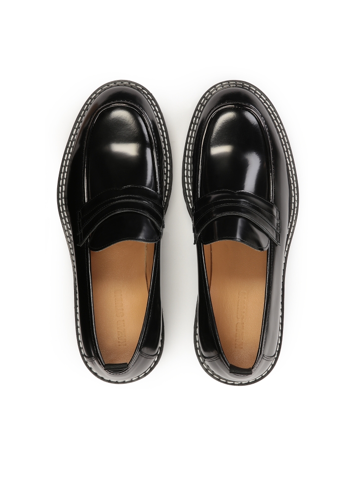 Black loafers stitched with white thread KS BLADEN