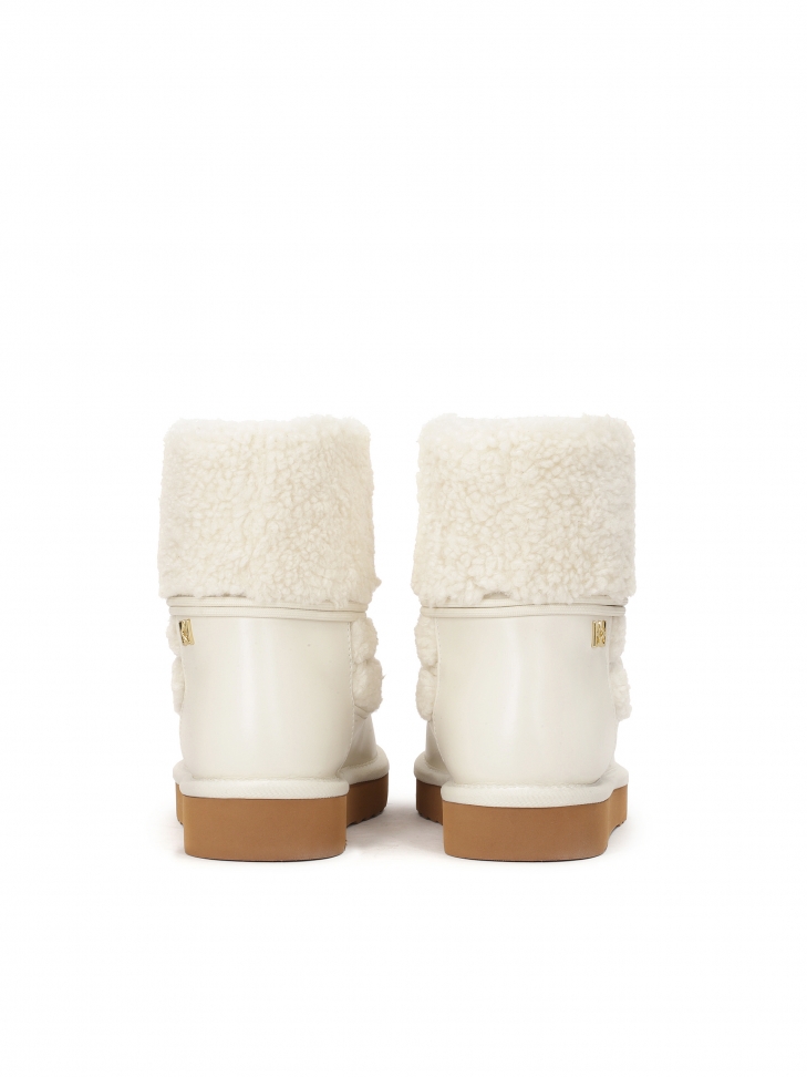 Cream snow boots on a brown sole ZULA