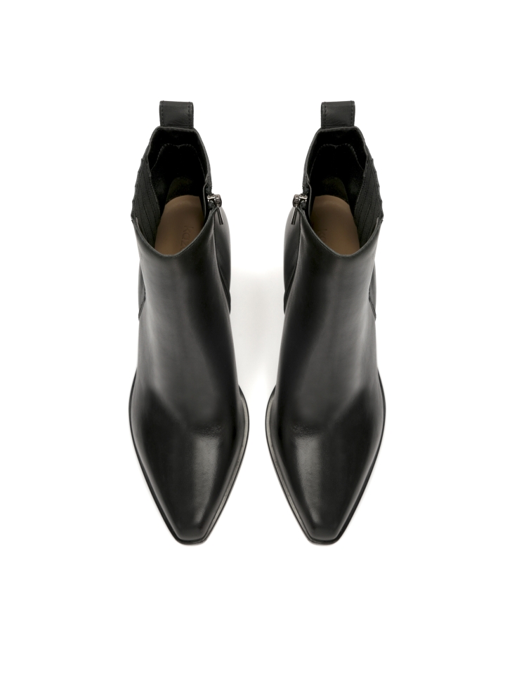 Classic black boots on a post with an extended nose OLYVIA